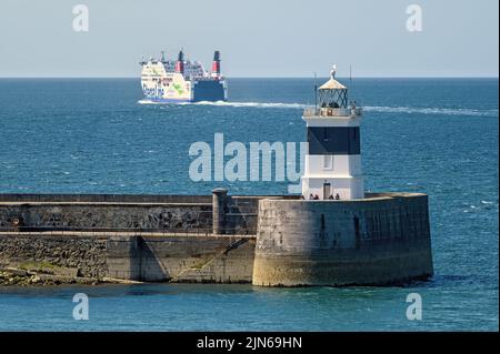 Le ferry Stena Adventurer passant par le phare de Holyhead Breakwater au début d'un passage à Dublin - mai 2022. Banque D'Images