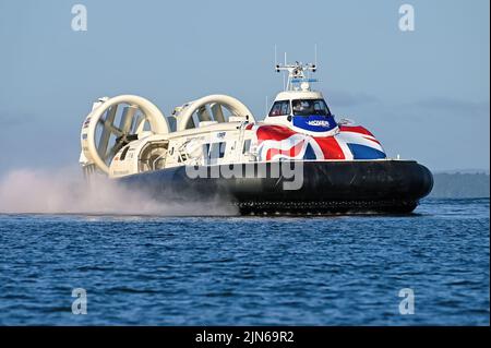 Island Flyer un aéroglisseur exploité par HoverTravel sur les services passagers à travers le Solent entre Southsea et Ryde - août 2022. Banque D'Images