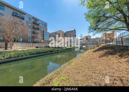 Rivière avec des passerelles en béton sur le côté et passerelle à San Antonio, Texas Banque D'Images