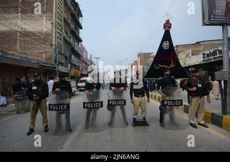 Peshawar, Khyber Pakhtunkhwa, Pakistan. 8th août 2022. Les musulmans chiites se flagelent lors de la procession de la fête de l'Ahura à Peshawar, au Pakistan, le 08 août 2022. Les musulmans chiites observent le mois Saint de Muharram, dont le point culminant est le festival d'Ashura qui commémore le martyre de l'Imam Hussein, petit-fils du prophète Mahomet, dans la bataille de la ville irakienne de Karbala au septième siècle. (Image de crédit : © Hussain Ali/Pacific Press via ZUMA Press Wire) Banque D'Images