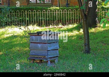 Ruche urbaine dans un jardin, Higher Walton, Warrington, Cheshire, Angleterre, ROYAUME-UNI, WA4 Banque D'Images