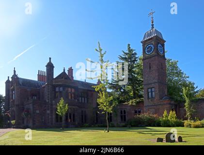 Walton Hall, maison de campagne et tour d'horloge, dans Walton Gardens Park, Warrington, Cheshire, Angleterre, Royaume-Uni Banque D'Images