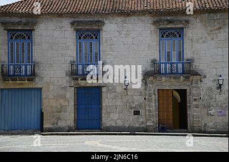 Paysage urbain avec vue extérieure panoramique sur le Museo de Arte Colonial, Casa de Don Luis Chacón un monument historique de style colonial dans la vieille Havane, Cuba. Banque D'Images