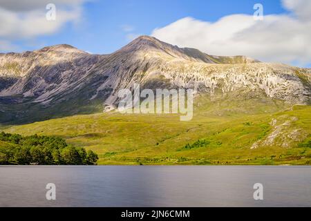 Loch et les montagnes dans les montagnes Scotish Banque D'Images