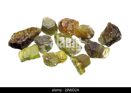 Gros plan naturel brut non coupé sapphires vert pierre précieuse sur fond blanc Banque D'Images