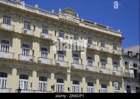 Vue panoramique sur la façade de l'hôtel Inglaterra un hôtel classique 4 étoiles et un bâtiment historique néoclassique sur le Paseo del Prado, à la Havane Cuba. Banque D'Images