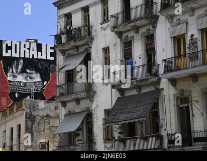 Ancien bâtiment résidentiel néoclassique avec un énorme panneau publicitaire sur le mur de la vieille Havane, Cuba. Banque D'Images