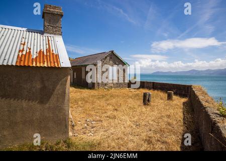 Les bâtiments de la carrière de Penmon qui ont été désutilisés sur le détroit de Menai, sur l'île d'Anglesey, au nord du pays de Galles Banque D'Images