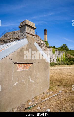 Les bâtiments de la carrière de Penmon qui ont été désutilisés sur le détroit de Menai, sur l'île d'Anglesey, au nord du pays de Galles Banque D'Images