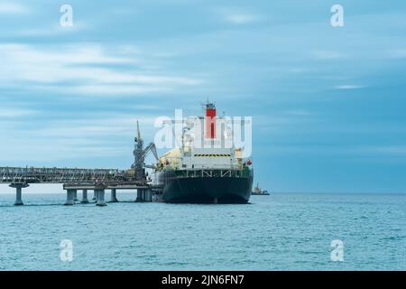 Pétrolier au cours du chargement à un terminal offshore de gaz naturel liquéfié Banque D'Images