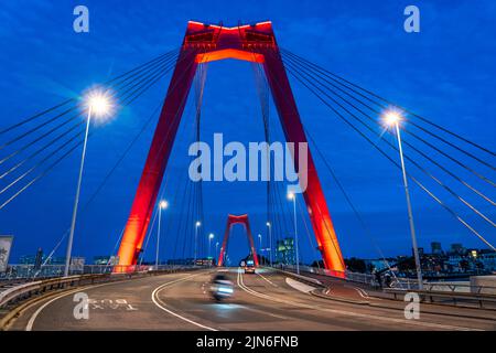 La ville de Rotterdam, sur la Nieuwe Maas, rivière, Willemsbrug, pont, pays-Bas Banque D'Images