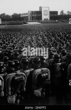 NUREMBERG, ALLEMAGNE - 09 novembre 1935 - Aperçu de l'appel de masse des troupes sa, SS et NSKK à Nuremberg, Allemagne pendant la montée des nazis - Banque D'Images