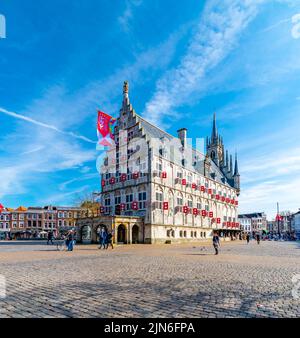 Gouda, pays-Bas - 14,4.2022: Place principale de Gouda et hôtel de ville. Ciel bleu, météo printanière. Banque D'Images