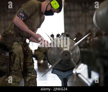 Sergent d'état-major de la Force aérienne des États-Unis Kevin Myers, chef de l'équipe de chargement d'armes de l'unité de maintenance de 14th aéronefs, serre les vis sur une bombe guidée GBU-31 d'entraînement lors de la compétition de chargement du deuxième trimestre à la base aérienne de Misawa, Japon, 16 juillet 2021. Cet événement contribue à améliorer la préparation, le rendement et les capacités techniques des équipes. (É.-U. Photo de la Force aérienne par Airman 1st Class Leon Redfern) Banque D'Images