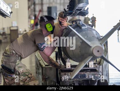 Sergent d'état-major de la Force aérienne des États-Unis Kevin Myers, chef de l'équipe de chargement d'armes de l'unité de maintenance des aéronefs (UMA) 14th, assure l'entraînement GBU-31, une bombe guidée, au sous-assemblage d'armes sur un Faucon Fighting Faucon F-16 lors de la compétition de chargement du deuxième trimestre à la base aérienne de Misawa, au Japon, au 16 juillet 2021. Les équipes de chargement des UMA de 13th et 14th participent à cette compétition, en s'assurant de la préparation et de la manipulation appropriée des munitions en temps opportun. (É.-U. Photo de la Force aérienne par Airman 1st Class Leon Redfern) Banque D'Images