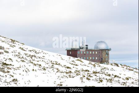 Observatoire astronomique et météorologique près de Skalnate pleso ou tarn ou lac dans les Hautes Tatras, Slovaquie. Banque D'Images