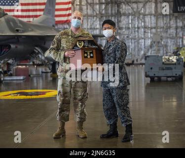 Force d'autodéfense aérienne du Japon (JASDF) Airman 1st classe Miura Takuho, 3rd Escadre aérienne, membre du vol d'armement, reçoit un prix après avoir remporté le deuxième quart de compétition de pilotes « Jammer » à la base aérienne de Misawa, au Japon, en 16 juillet 2021. La compétition a évalué la capacité des aviateurs américains et JASDF à faire fonctionner rapidement et correctement un MJ-1 en conduisant des obstacles en temps opportun. (É.-U. Photo de la Force aérienne par Airman 1st Class Leon Redfern) Banque D'Images