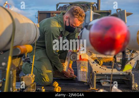 Caporal du corps des Marines des États-Unis Trenton Pierson, technicien en munitions d'aéronefs de l'Escadron d'attaque de chasseurs maritimes (EMMV) 232, décharge un missile antiradiation à haute vitesse AGM-88 à la base aérienne d'Andersen, Guam, le 13 août 2021. La VMFA-232 a été déployée à la base aérienne d'Andersen, à Guam, dans le cadre du programme de réinstallation de la formation en aviation, qui vise à accroître la préparation opérationnelle tout en réduisant les répercussions des activités de formation. (É.-U. Photo du corps marin par lance Cpl. Tyler Harmon) Banque D'Images