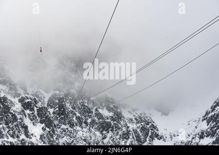 Téléphérique vers le pic de Lomnicky stit, région de High Tatras, Slovaquie. Hiver et temps nuageuse. Banque D'Images