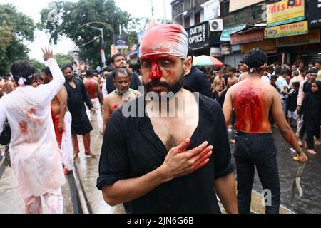 Kolkata, Bengale occidental, Inde. 9th août 2022. Les mouneurs musulmans chiites se flagelent le dixième jour d'Ahura pendant le mois islamique de Muharram, commémorant le septième siècle l'assassinat du petit-fils du prophète Mahomet Imam Hussein à Kolkata. (Credit image: © Dipa Chakraborty/Pacific Press via ZUMA Press Wire) Banque D'Images