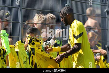 Firo: 9 août 2022, football, 1st Bundesliga, saison 2022/2023, BVB, Borussia Dortmund, formation, nouvelle signature Anthony MODESTE, écrit des autographes pour les fans de BVB Banque D'Images