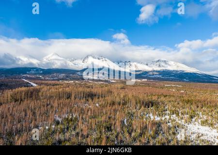 Vue panoramique de drones aériens sur la chaîne de montagnes des Hautes Tatras (Vysoke Tatry en langue locale), parc naturel national de Slovaquie. Hiver et neige. Banque D'Images