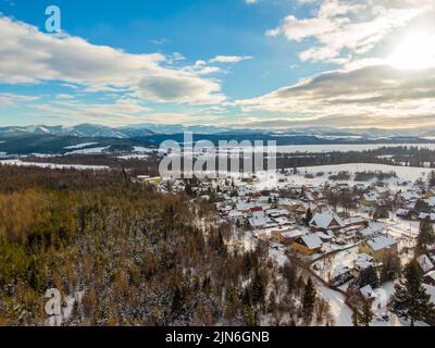 Vue sur le paysage des drones aériens des montagnes des basses Tatras (Nizke Tatry). Hiver temps froid, ciel bleu. Banque D'Images