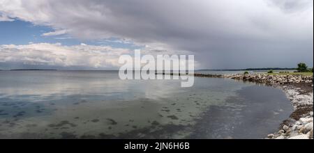 Paysage avec des eaux peu profondes sur les rives de la mer d'Oresund, tourné dans la lumière de tempête à Niva, Danemark Banque D'Images