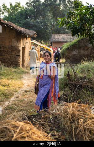 Magnifique Bengali, femme indienne souriant à l'appareil photo. Banque D'Images