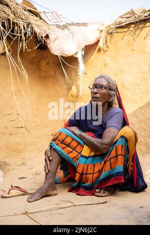 Une femme âgée à la maison au moment du festival. Banque D'Images