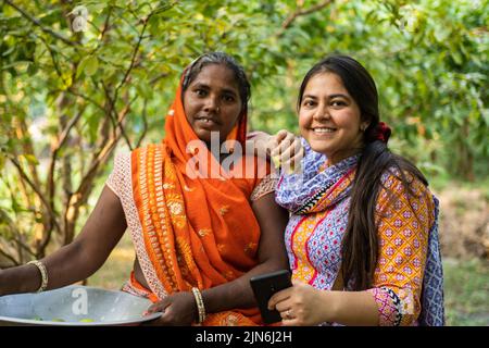 Magnifique Bengali, femme indienne souriant à l'appareil photo. Banque D'Images