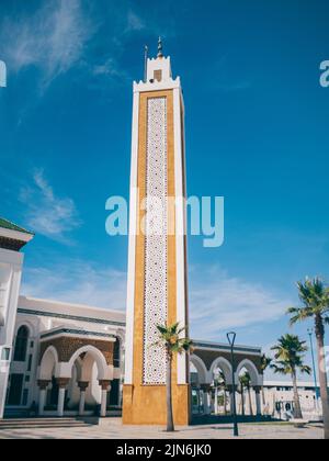 Une photo verticale en petit angle de la magnifique Grande Mosquée de Tanger, au Maroc, contre un ciel bleu Banque D'Images