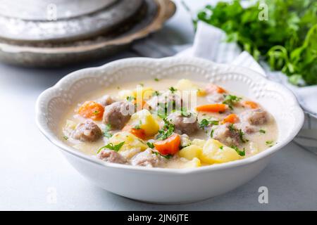 Soupe assaisonnée avec boulettes de viande et légumes. Nom anglais; sulu kofte, eksili kofte, terbiyeli kofte) Banque D'Images