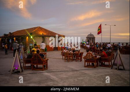 Magnifique coucher de soleil depuis le populaire café del Mar Lounge bar au sommet de Baluarte Santo Domingo dans la vieille ville fortifiée de Cartagena, Colombie Banque D'Images