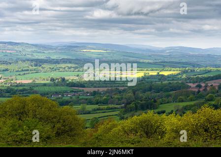 La vue de Cothelstone Hill dans les collines de Quantock des collines de Brendon dans le parc national d'Exmoor au printemps, Somerset, Angleterre. Banque D'Images