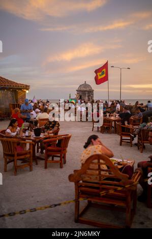 Magnifique coucher de soleil depuis le populaire café del Mar Lounge bar au sommet de Baluarte Santo Domingo dans la vieille ville fortifiée de Cartagena, Colombie Banque D'Images