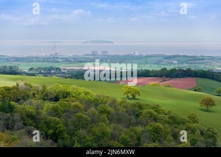 Les centrales électriques de Hinckley point, y compris le site de construction de Hinkley C, de Cothelstone Hill dans les collines de Quantock avec les îles de Flat Holm et Steep Holm dans le canal de Bristol au-delà, Somerset, Angleterre. Banque D'Images