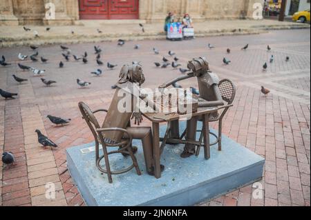 Sculpture représentant des joueurs d'échecs sur la Plaza de San Pedro Claver, Cartagena, Colombie Banque D'Images