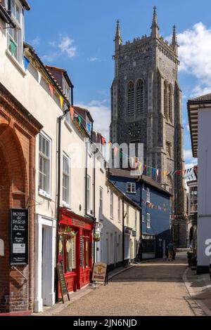 Cromer, Royaume-Uni - 13 juin 2022 : vue sur High Street et l'église paroissiale anglicane du centre-ville de Cromer Banque D'Images