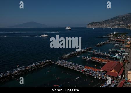 Vue sur la baie de Naples avec le paquebot de croisière Fred Olsen Bolette amarré au large de la côte de Sorrente. Banque D'Images