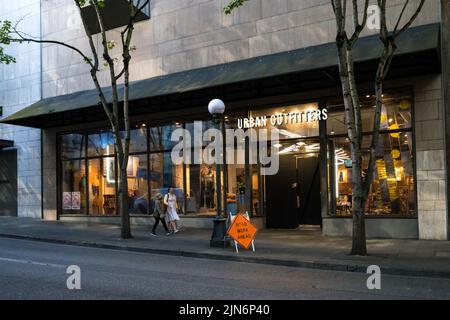 Seattle, États-Unis. 8th août 2022. A embarqué sur les portes d'Urban Outfitters sur 5th et Pine à Westlake. Banque D'Images