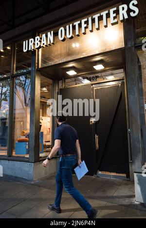 Seattle, États-Unis. 8th août 2022. A embarqué sur les portes d'Urban Outfitters sur 5th et Pine à Westlake. Banque D'Images