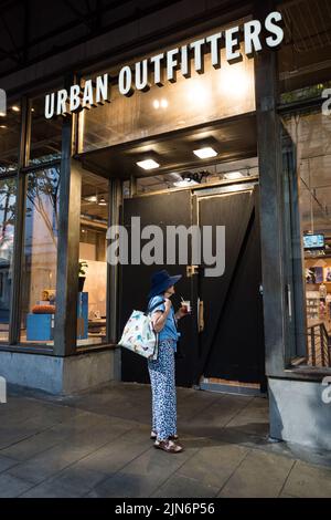 Seattle, États-Unis. 8th août 2022. A embarqué sur les portes d'Urban Outfitters sur 5th et Pine à Westlake. Banque D'Images