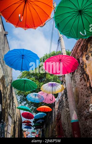 Populaire rue couverte de parapluie dans le quartier frais de Getsemani, Cartagena de Indias, Colombie Banque D'Images