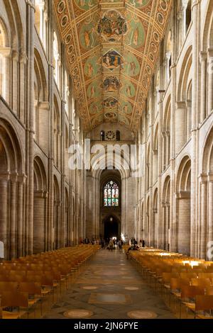 Ely, Royaume-Uni - 12 juin 2022 : vue intérieure de la nef centrale et plafond peint de la cathédrale d'Ely à Norfolk Banque D'Images