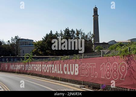 bienvenue sur la bannière du club de football de brentford à l'extérieur du terrain du club, actuellement appelé stade de la communauté gtech, à l'ouest de londres, en angleterre Banque D'Images