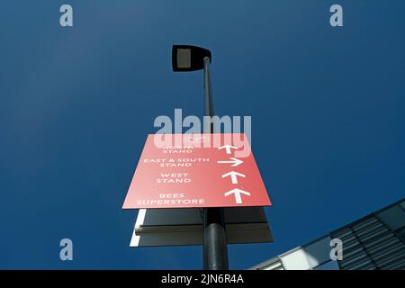 panneau de direction dans les couleurs du club à l'extérieur du stade du club de football de brentford, actuellement appelé le stade de la communauté gtech, brentford, londres, angleterre Banque D'Images