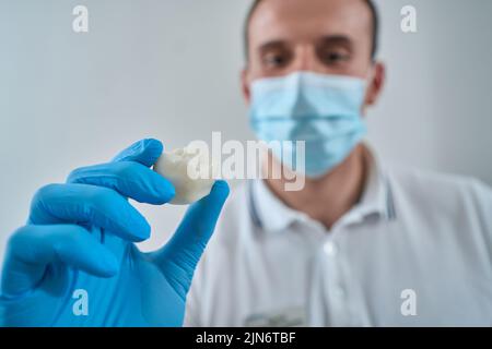 Dentiste professionnel effectuant la procédure de restauration des dents Banque D'Images