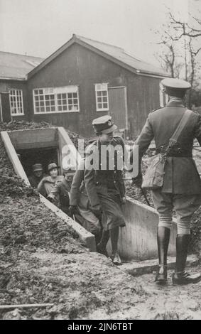 Princess Royal visite le poste de troupe -- la princesse Royale, quitte l'abri de RAID aérien après son inspection. H.R.H. la princesse royale, a effectué une visite à une station de troupe, 'Somethe in the North', pour une visite d'inspection au cours de laquelle elle a inspecté les infirmières de la Croix-Rouge, et un abri de RAID aérien de l'Armée de terre. 27 avril 1940. (Photo de Keystone) Banque D'Images