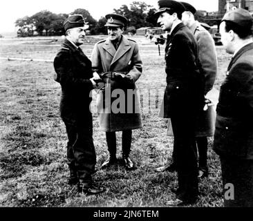 Les commandants et les présentateurs de l'armée et de la Force aérienne regardent les manifestations de la division aéroportée -- le maréchal de l'air Sir A. Barratt (1) et le général Sir Bernard C.T. Paget (r), en conversation art un aérodrome. Général Sir Bernard C.T. Paget (Forces canadiennes d'origine) et le maréchal de l'air Sir Arthur Barratt (Commandement de la coopération de l'Armée de terre A.O.C.-in-C) ont assisté à une démonstration par une division aéroportée. Les rédacteurs de journaux accompagnaient les commandants pour acquérir une connaissance de fond des activités d'une division Airborne. 30 octobre 1942. (Photo de Fox photos). Banque D'Images